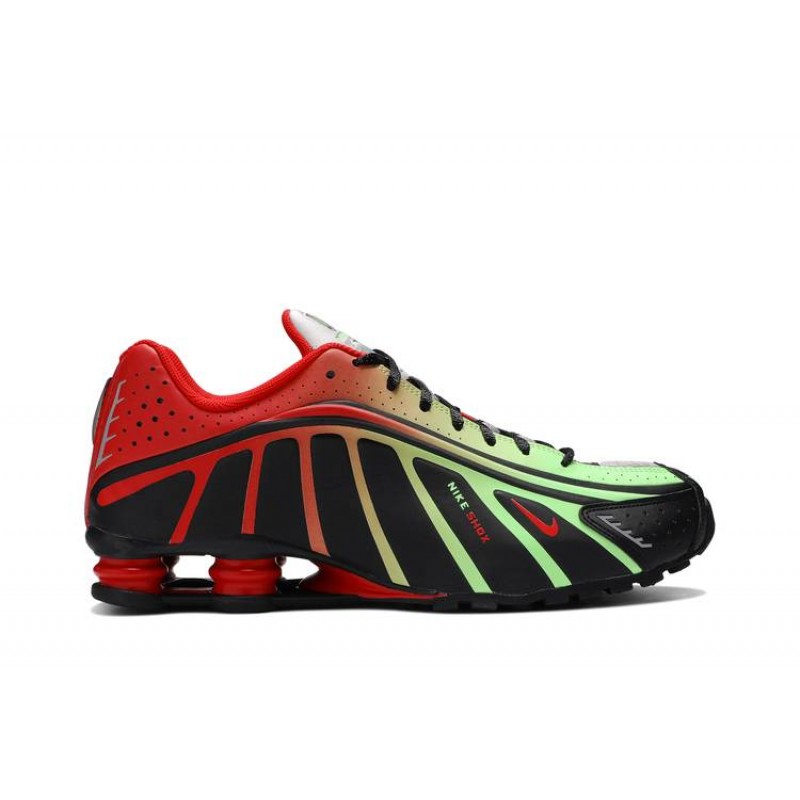 Neymar Jr. x Shox R4 'São Paulo Markets' Neymar Jr. x Shox R4 'São Paulo Markets'